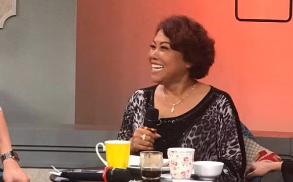 Chương trình "Bữa trưa vui vẻ" phát sóng vào trưa 3/3/2018 có sự xuất hiện của ca sĩ Siu Black. Lâu lắm rồi, khán giả mới thấy nữ ca sĩ tái xuất. Nhiều người nhận ra, Siu Black hiện tại gầy đi rất nhiều so với trước đây.