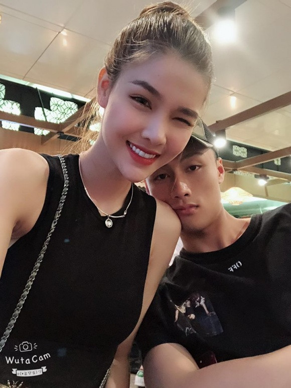 Thỉnh thoảng, Kỳ Hân vẫn than thở về việc nhớ nghề nhưng người đẹp hài lòng với cuộc sống bình yên, hạnh phúc hiện tại.