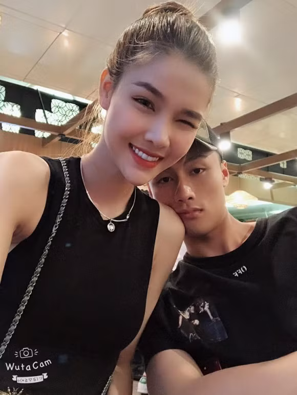 Thỉnh thoảng, Kỳ Hân vẫn than thở về việc nhớ nghề nhưng người đẹp hài lòng với cuộc sống bình yên, hạnh phúc hiện tại.