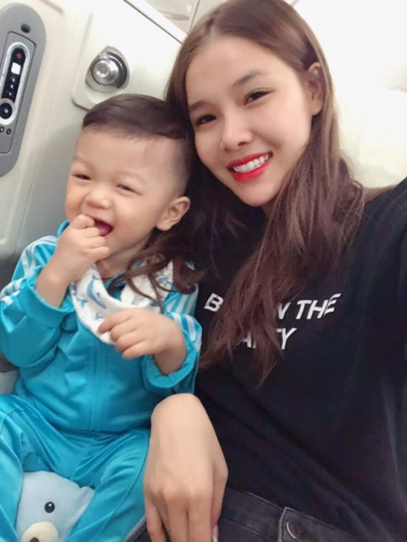 Rời xa showbiz, người đẹp Kỳ Hân tận hưởng cuộc sống hạnh phúc bên chồng con.