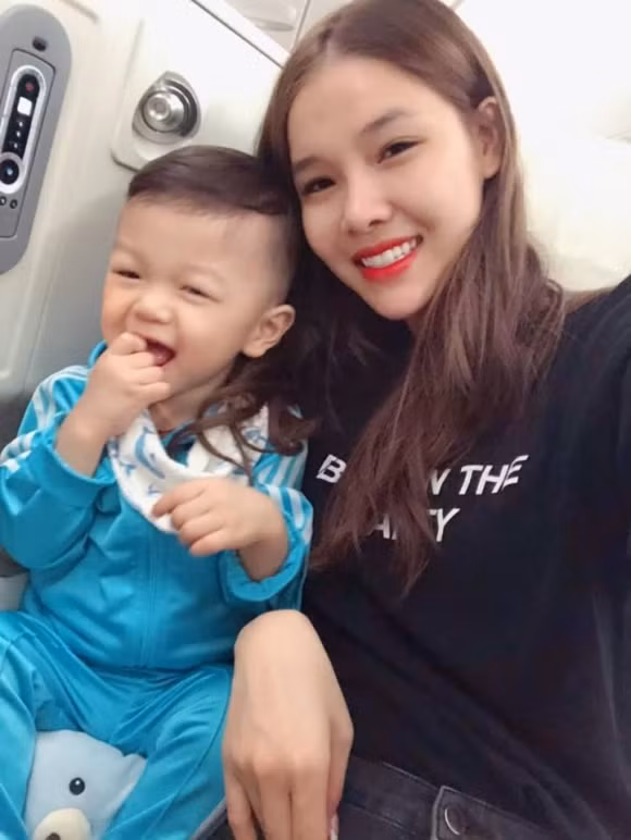 Rời xa showbiz, người đẹp Kỳ Hân tận hưởng cuộc sống hạnh phúc bên chồng con.