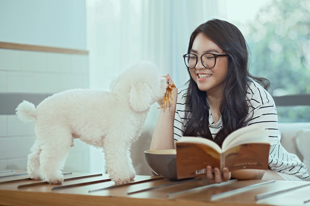 Trong một bài phỏng vấn, Hiền Thục từng chia sẻ lý do ít đăng hình ảnh về Gia Bảo hay để con xuất hiện trước công chúng. Nữ ca sĩ sinh năm 1981 nói con gái không thích bị chú ý và không muốn nổi tiếng. Cô bé nhìn thấy sự phiền toái từ sự nổi tiếng ở mẹ nên không thích điều ấy.