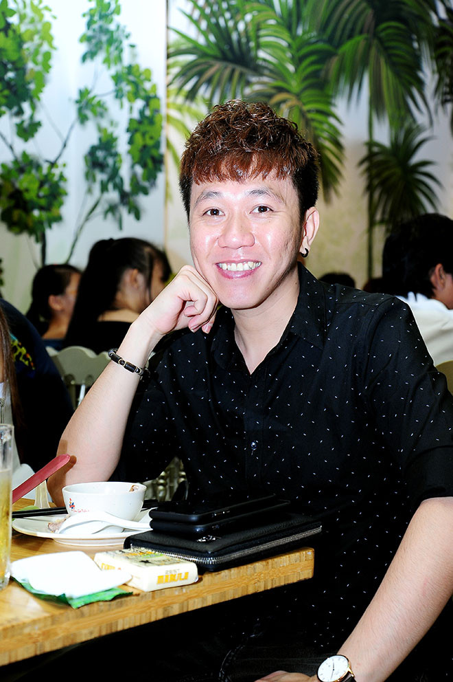 Diễn viên hài Anh Đức đến chung vui cùng đồng nghiệp.