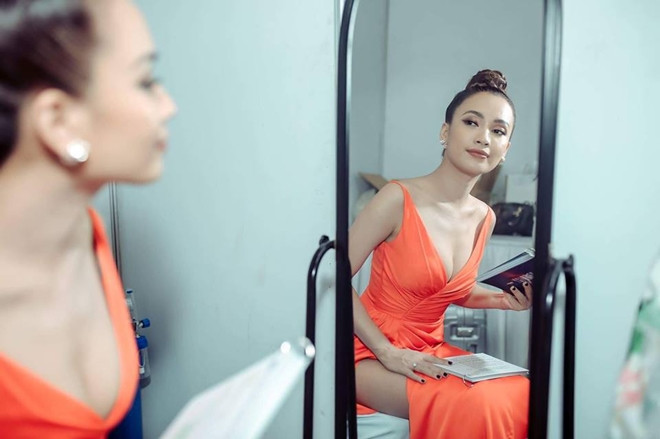 Trái với cô bạn cùng tên, Ái Phương gây chú ý với phong cách sexy trong những bộ ảnh nghệ thuật.