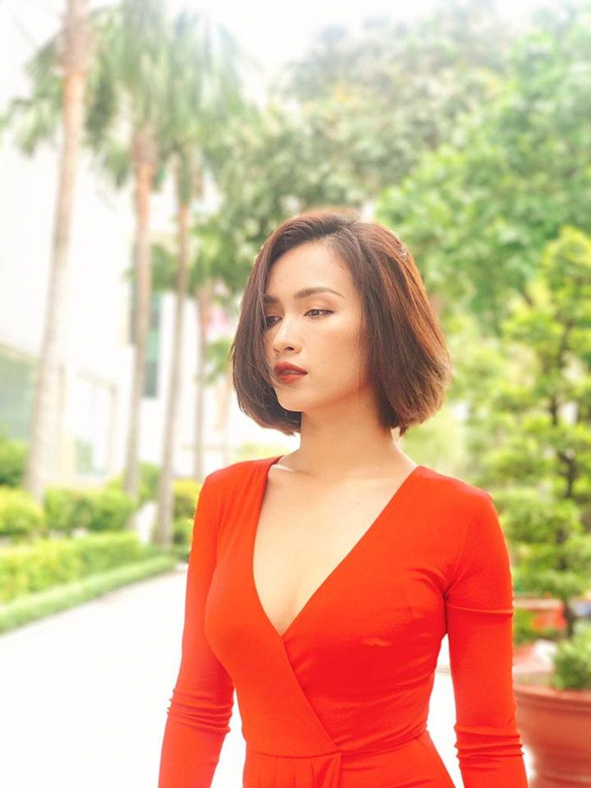 Ái Phương và diễn viên Nhã Phương hoạt động ở hai lĩnh vực khác nhau song cả hai có một điểm chung cùng tên Phương. Cả hai mỹ nhân là đôi bạn thân thiết trong làng giải trí.