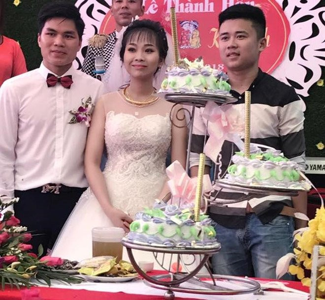 Bá Thanh - Kiều Oanh chụp ảnh kỷ niệm cùng bạn bè trong ngày cưới. Ảnh: FBNV.
