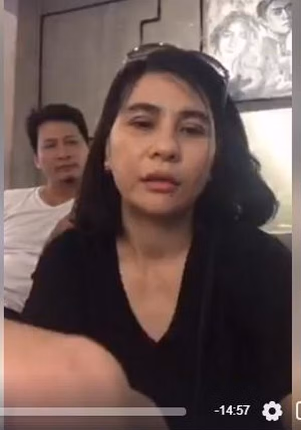 Cát Phượng lộ rõ vẻ mệt mỏi khi livestream – Ảnh: FBNV