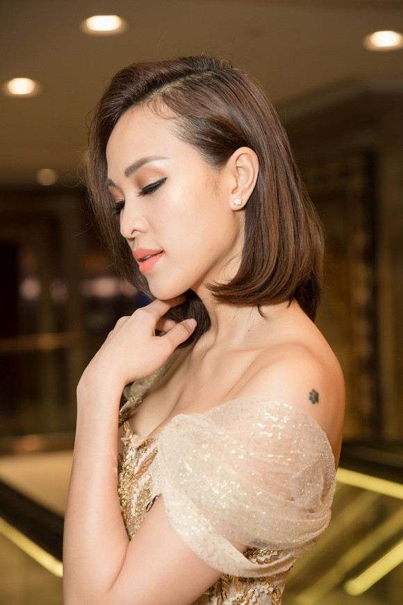 Không mix quá nhiều phụ kiện, người mẫu Phương Mai chỉ đeo bộ khuyên tai kim cương 1,5 carat.