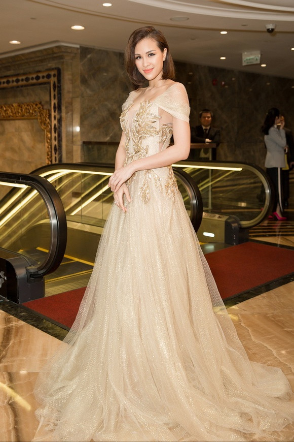 Xuất hiện tại sự kiện, MC Phương Mai diện hai bộ đầm của 2 NTK Việt nổi tiếng. Hai bộ cánh có màu sắc trang nhã, kiểu dáng như công chúa giúp cựu người mẫu dịu dàng hơn so với hình ảnh bốc lửa quen thuộc.