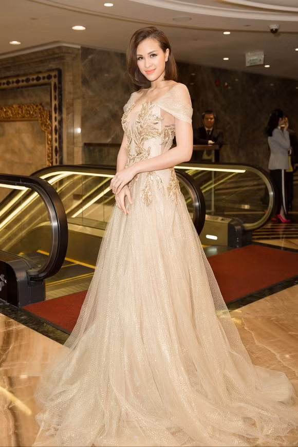 Xuất hiện tại sự kiện, MC Phương Mai diện hai bộ đầm của 2 NTK Việt nổi tiếng. Hai bộ cánh có màu sắc trang nhã, kiểu dáng như công chúa giúp cựu người mẫu dịu dàng hơn so với hình ảnh bốc lửa quen thuộc.