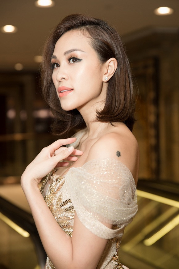 Bộ cánh có màu sắc trang nhã, kiểu dáng như công chúa giúp cựu người mẫu dịu dàng hơn so với hình ảnh bốc lửa quen thuộc.