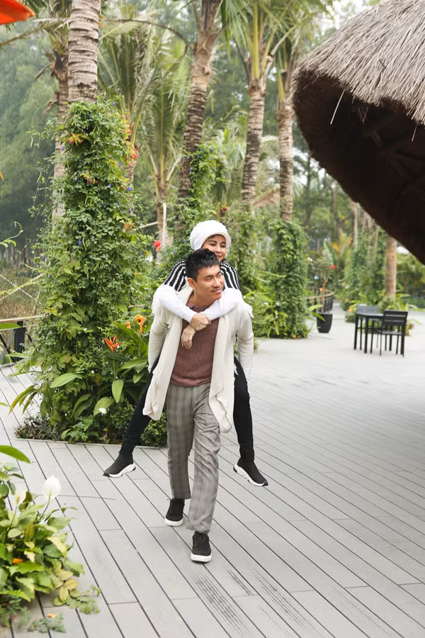 Kiều Minh Tuấn cõng vợ trong chuyến du lịch kỷ niệm 10 năm ngày cặp đôi yêu nhau.