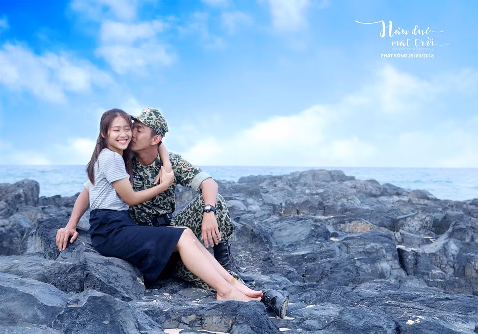 Câu chuyện tình cảm của Hậu duệ mặt trời Việt Nam được đặt vào những tình huống khó khăn, ngặt nghèo nhất trong công việc và mối liên hệ mật thiết giữa người lính và bác sĩ. Giám đốc sản xuất Nguyễn Phan Quang Bình nhận xét: “Chúng tôi gọi các diễn viên là những người lính vì thực sự trong suốt nhiều tháng qua họ đã tập luyện và lao động rất vất vả trong nắng, gió, mưa và bão".