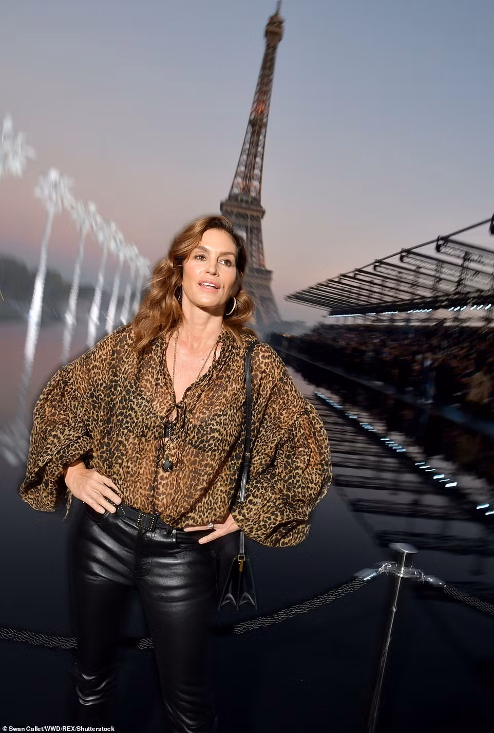 Trong khi đó, siêu mẫu Cindy Crawford (52 tuổi) ăn vận trẻ trung, phóng khoáng hơn khi phối quần da và áo họa tiết da báo, chất liệu mỏng. Con gái Kaia đang nối gót Cindy, theo đuổi sự nghiệp thời trang.