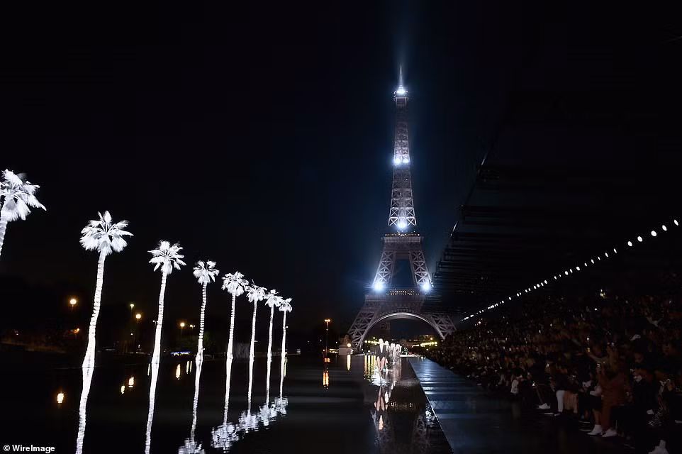 Doc dao nguoi mau trinh dien tren san catwalk ngap nuoc o Paris