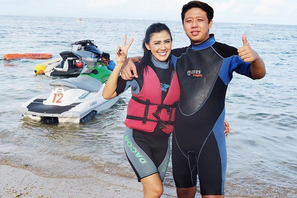 Theo Worldofbuzz, chồng của Rey là một doanh nhân thành đạt, 37 tuổi đã là giám đốc điều hành của một công ty xây dựng.