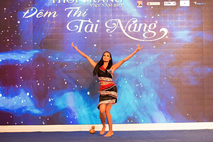 H'ăng Niê trong phần thi tài năng. Cô là gương mặt quen thuộc tại các cuộc thi nhan sắc.