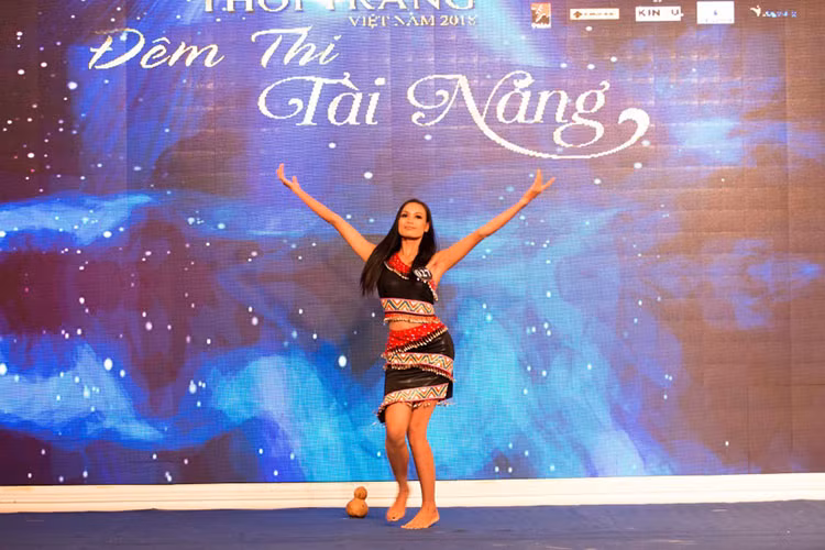 H'ăng Niê trong phần thi tài năng. Cô là gương mặt quen thuộc tại các cuộc thi nhan sắc.
