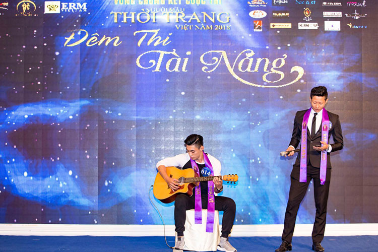 Nhiều thí sinh Người mẫu thời trang khiến khán giả bất ngờ khi khoe khả năng múa, nhảy, đàn, thuyết trình và đặc biệt là làm ảo thuật.