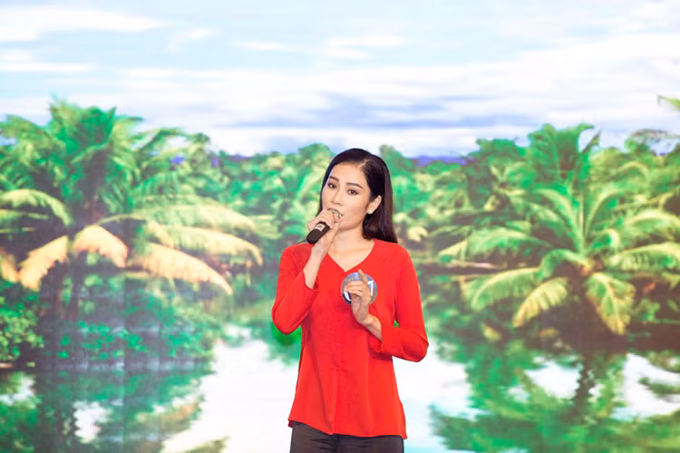 Nguyễn Thị Lệ Nam - chị gái Nam Em thể hiện ca khúc "Phải lòng con gái Bến Tre".