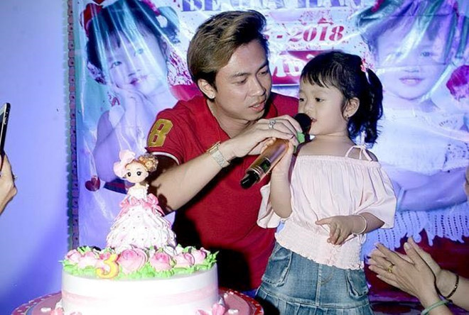 Con gái Hồ Việt Trung được khen đáng yêu và có năng khiếu ca hát giống bố.