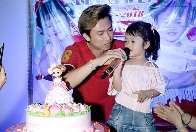 Con gái Hồ Việt Trung được khen đáng yêu và có năng khiếu ca hát giống bố.