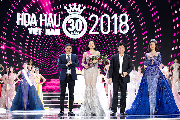 Không chỉ Hoa hậu Trần Tiểu Vy tỏa sáng, Đỗ Mỹ Linh cũng xuất hiện xinh như nàng công chúa.