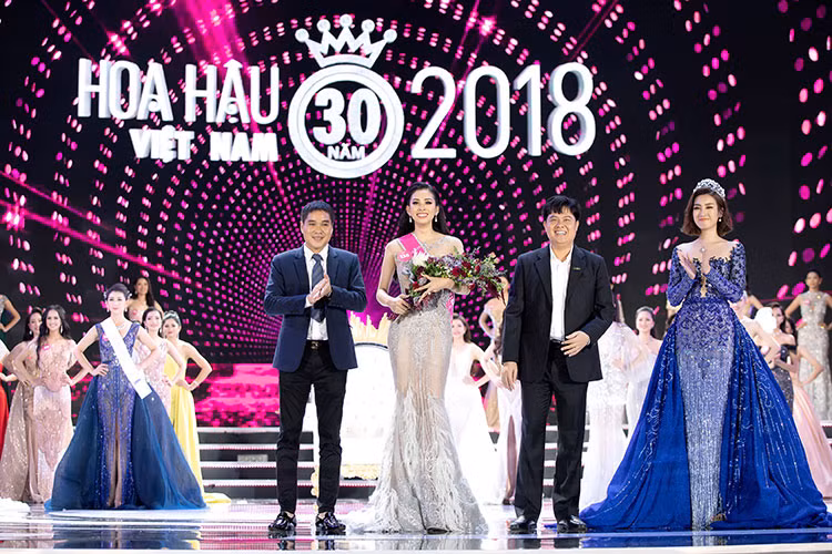 Không chỉ Hoa hậu Trần Tiểu Vy tỏa sáng, Đỗ Mỹ Linh cũng xuất hiện xinh như nàng công chúa.