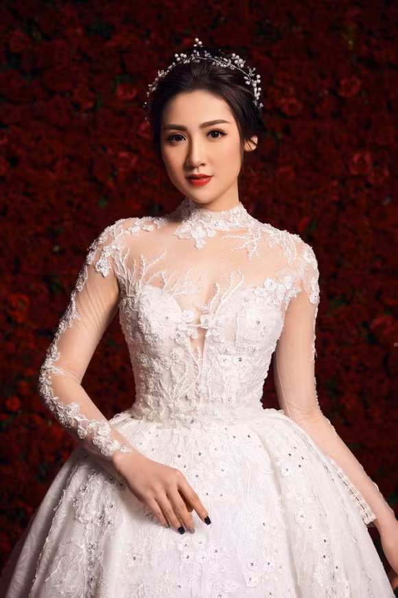 Theo tin đồn, chú rể không phải là doanh nhân Phillip Nguyễn, em chồng Hà Tăng như suy đoán.