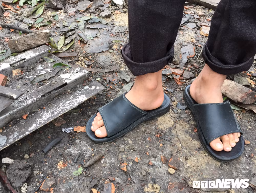 Vỏ đạn còn vương vãi khắp nơi. (Ảnh: Kim Thược)