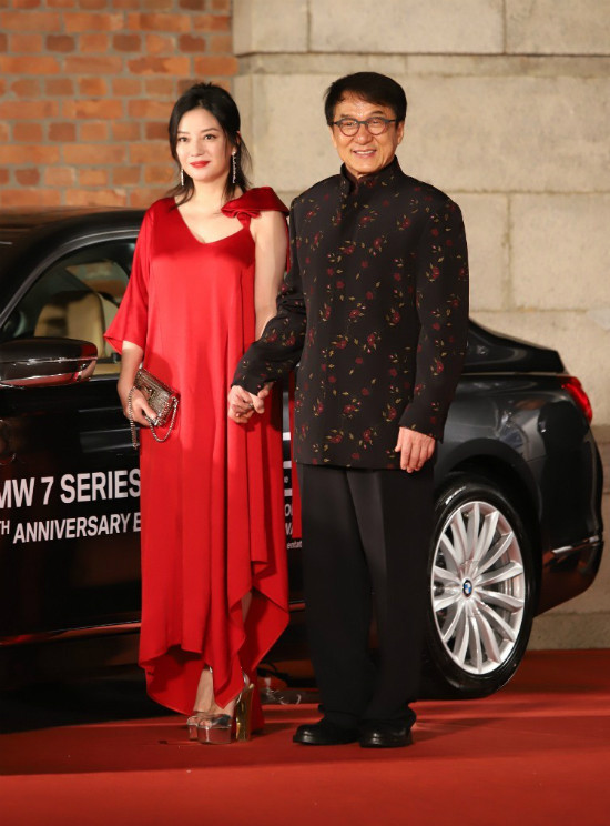 Triệu Vy sánh vai đàn anh Thành Long tại Lễ trao giải Kim Tượng diễn ra hôm 15/4. Trên thảm đỏ, ngôi sao Trung Quốc diện váy lụa đỏ rộng thùng thình, cô đeo trang sức của thương hiệu Tiffany & Co, trị giá hơn 9 triệu HKD.