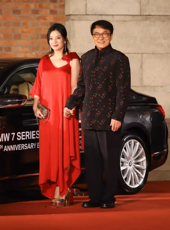 Triệu Vy sánh vai đàn anh Thành Long tại Lễ trao giải Kim Tượng diễn ra hôm 15/4. Trên thảm đỏ, ngôi sao Trung Quốc diện váy lụa đỏ rộng thùng thình, cô đeo trang sức của thương hiệu Tiffany & Co, trị giá hơn 9 triệu HKD.