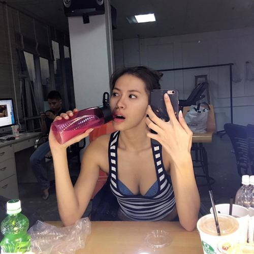 Trang điểm khi tập gym là hoàn toàn sai lầm! Khi tập gym, đổ mồ hôi có thể giúp loại bỏ bã nhờn dư thừa khỏi lỗ chân lông bị tắc, các lỗ chân lông của chúng ta mở ra và thông qua đường thoát của mồ hôi có thể đào thải các chất độc. Chính vì vậy nếu giữ lớp trang điểm quá dày trên mặt sẽ vô tình gây cản trở cho quá trình này diễn ra, khiến chất độc bị ngăn lại và có thể làm xuất hiện mụn.