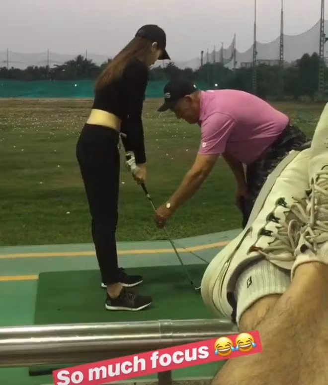 Hoa hậu Việt Nam 2014 cũng bị bắt gặp đi chơi golf cùng bạn trai cũ của Tú Anh.