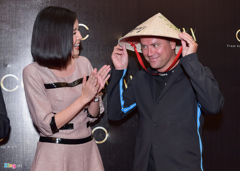 Trong buổi gặp gỡ Michael Owen còn có sự tham gia của nhiều sao Việt như Cao Thái Hà, Trương Thế Vinh, Ưng Đại Vệ... Nữ diễn viên Hậu duệ mặt trời khiến danh thủ người Anh bất ngờ khi mang nón lá tặng anh. Owen thích thú và liên tục nói cảm ơn với diễn viên Cao Thái Hà khi đội nón.