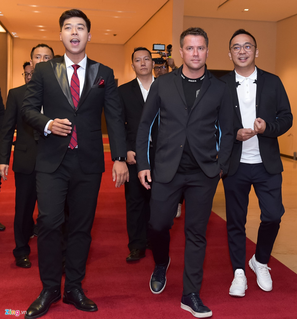 Ngày 13/8, Michael Owen tới TP.HCM tham dự một sự kiện. Anh bày tỏ niềm vui khi được đến thăm Việt Nam. Anh cho hay bản thân bất ngờ khi ngay từ lúc đặt chân xuống sân bay đã nhận được sự cổ vũ nồng nhiệt của các fan Việt Nam dành cho mình.