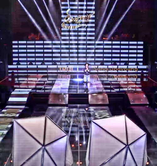 Hành động quỳ gối xin lỗi HLV Giáng Sol khiến nhiều người “hết hồn”