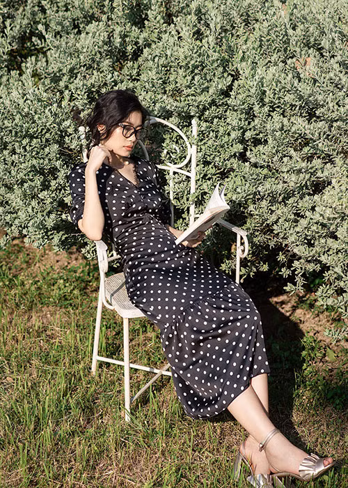 Khác với vẻ mộc mạc trong phim, ngoài đời Trà My là cô gái xinh đẹp, cá tính và quyến rũ.