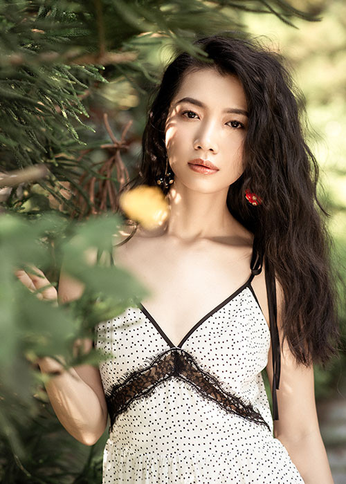 Nhờ kinh nghiệm hai năm làm mẫu tại Singapore, Trà My có thể biến hóa theo nhiều phong cách khác nhau.