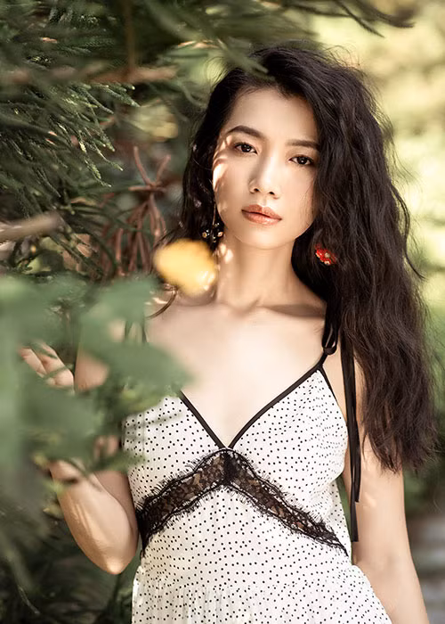 Nhờ kinh nghiệm hai năm làm mẫu tại Singapore, Trà My có thể biến hóa theo nhiều phong cách khác nhau.