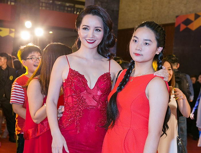 Và cô bé cũng hay theo mẹ đến các sự kiện.