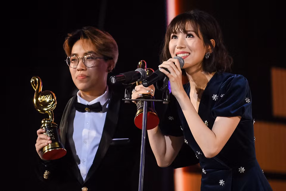 Ca khúc của năm được coi là giải thưởng quan trọng nhất trong một lễ trao giải âm nhạc. Bản hit Có em chờ do nhạc sĩ trẻ Kai Đinh sáng tác đã giúp Min trở thành chủ nhân giải thưởng danh giá nhất ZMA 2017. Min cùng tác giả bài hát lên nhận cúp và liên tục gửi lời cảm ơn đến những người luôn theo dõi và ủng hộ cô cũng như ca khúc Có em chờ.