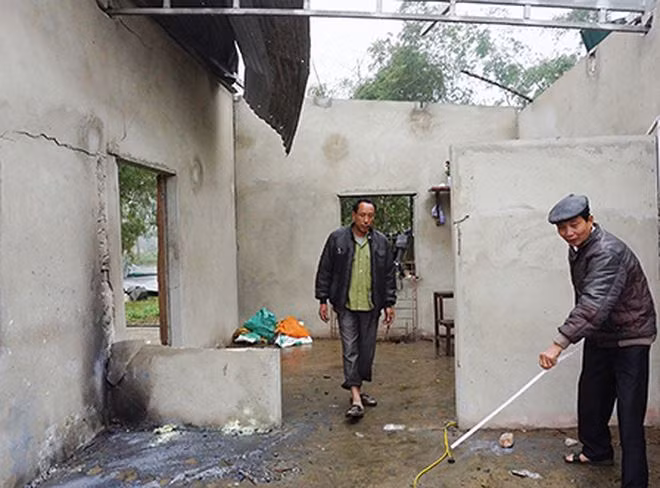 Ông Hường cho rằng có thể kẻ xấu đã ném vật liệu nổ vào nhà gây nổ khiến con trai ông bị thương.