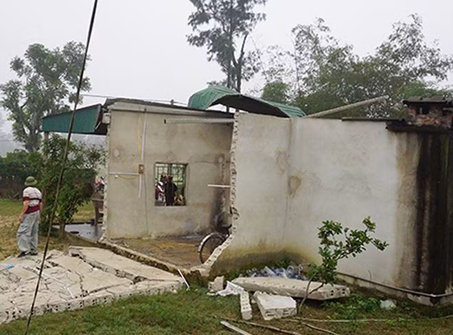 Phần mái ngôi nhà bị bốc đi hoàn toàn.