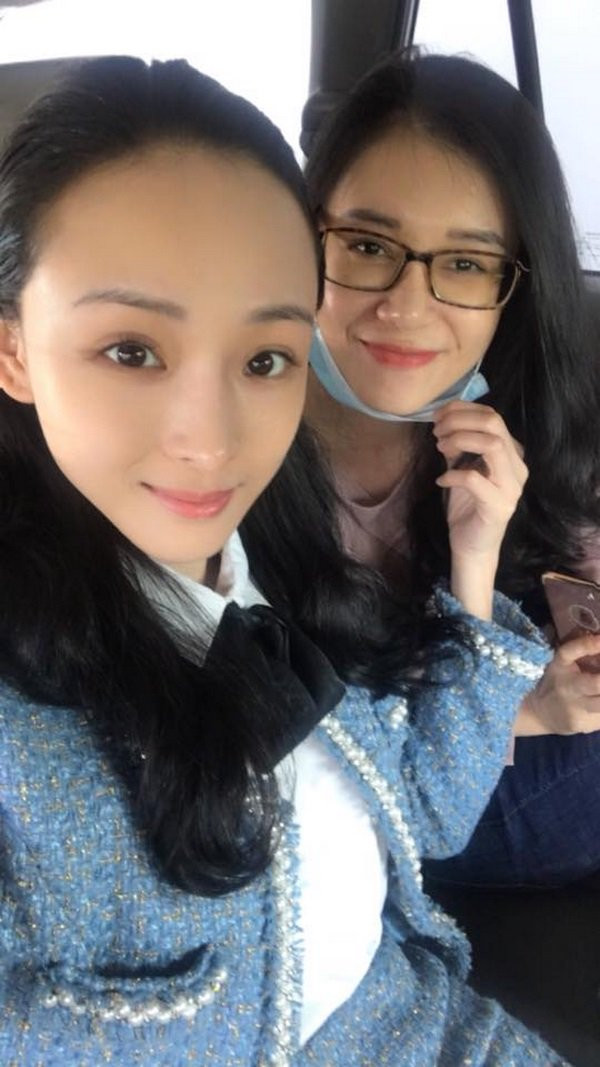 Trên trang cá nhân của mình Phương Nga đăng những bức ảnh đi chơi, ăn uống cùng cô bạn Thuỳ Dung, người cũng bị giam cùng thời điểm với Phương Nga.