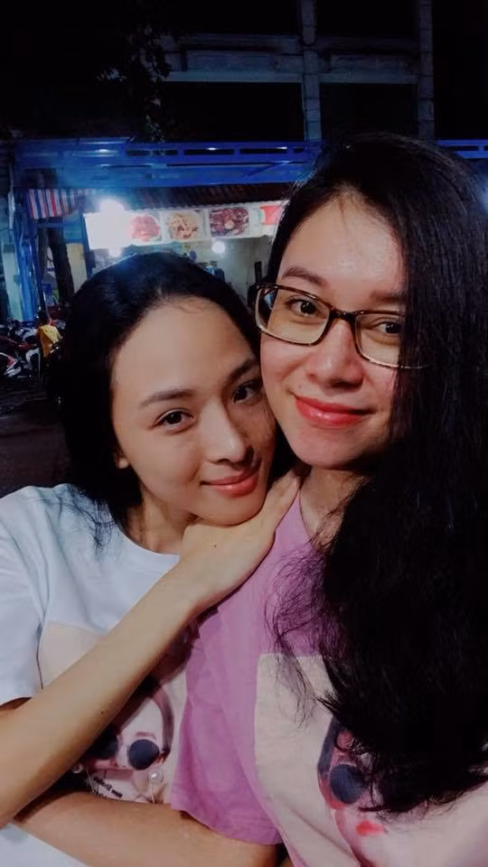 Một số fan bất ngờ nhan sắc của Phương Nga vẫn rất xinh đẹp như trước khi bị bắt, facebooke V.B không ngớt lời khen ngợi: "Em đẹp lắm"; Facebooker H.V thì bình luận: "Em vẫn xinh tươi như ngày nào".