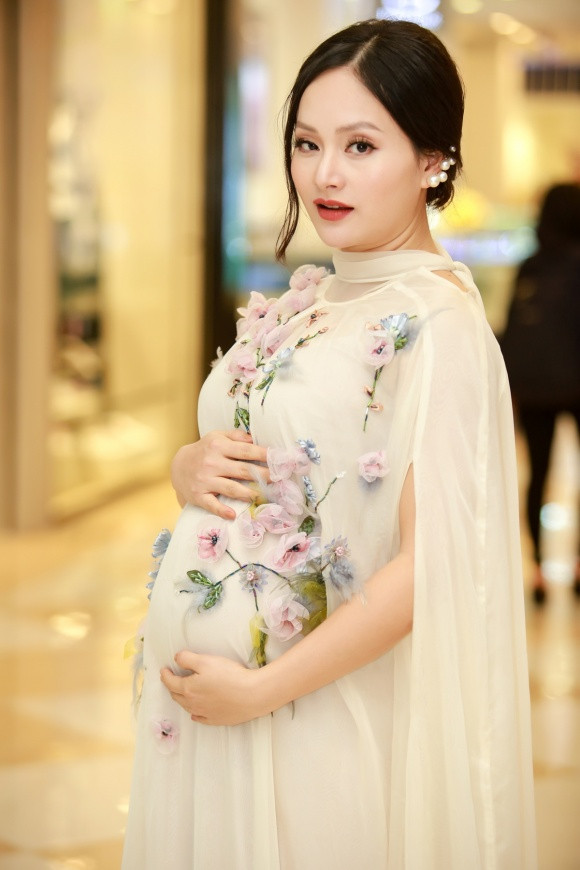 Cô dành nhiều thời gian để đọc sách về cách nuôi dưỡng con vì đây là lần đầu Lan Phương làm mẹ, nên cũng khá bỡ ngỡ và muốn học hỏi thêm kinh nghiệm.