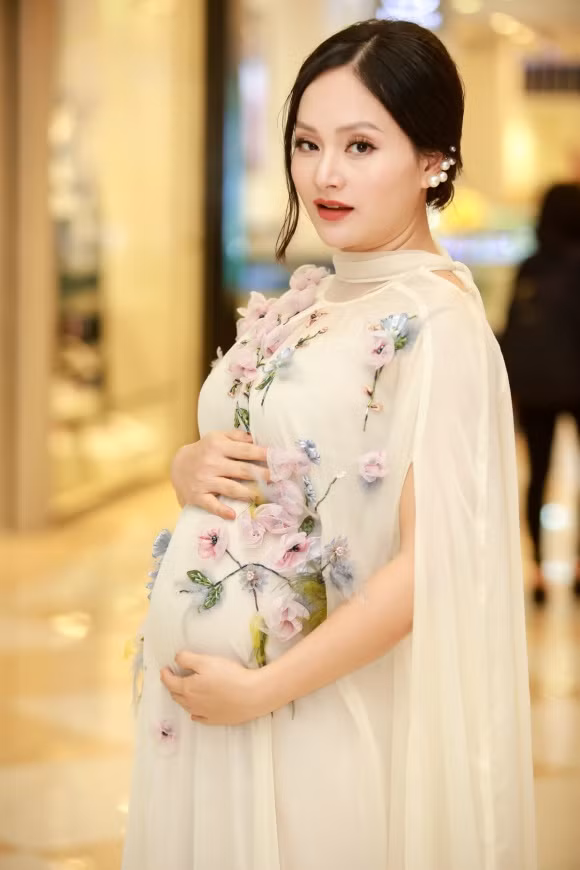 Cô dành nhiều thời gian để đọc sách về cách nuôi dưỡng con vì đây là lần đầu Lan Phương làm mẹ, nên cũng khá bỡ ngỡ và muốn học hỏi thêm kinh nghiệm.