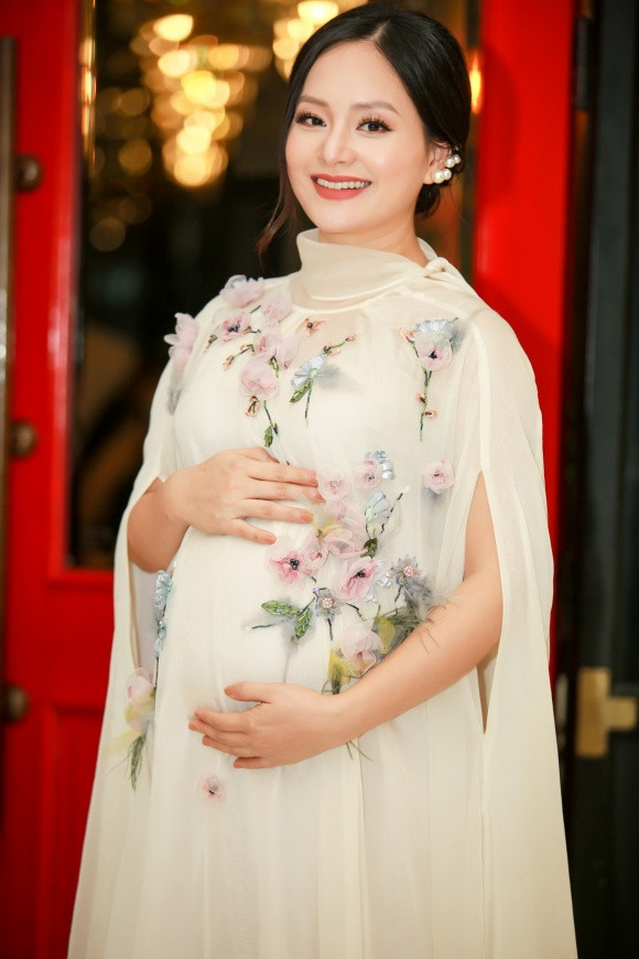 Hiện tại cô và gia đình đang mong ngóng từng ngày để chờ đón thiên thần nhỏ của mình. Các công việc nặng nhọc đều được Lan Phương gác sang một bên và không nhận tham gia phim.