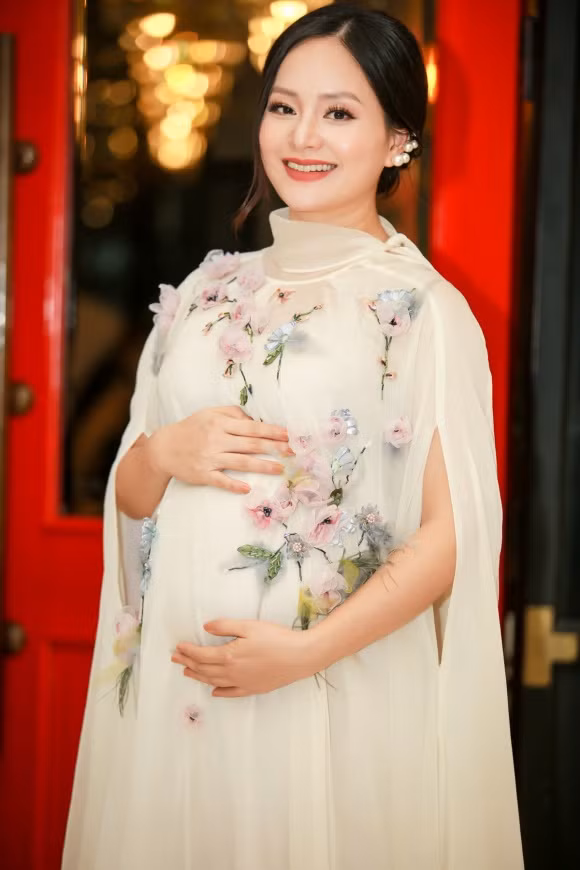 Hiện tại cô và gia đình đang mong ngóng từng ngày để chờ đón thiên thần nhỏ của mình. Các công việc nặng nhọc đều được Lan Phương gác sang một bên và không nhận tham gia phim.